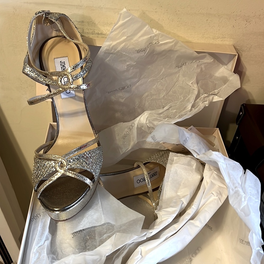 Gorgeous shoe with detail in snake silver and gold